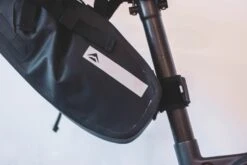 BOLSA SILLIN GRAVEL MERIDA IMPERMEABLE NEGRO -Tienda De Bicicletas bolsa sillin gravel merida impermeable negro 1