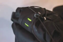 BOLSA SILLIN GRAVEL MERIDA IMPERMEABLE NEGRO -Tienda De Bicicletas bolsa sillin gravel merida impermeable negro 4